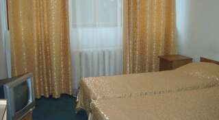 Гостиница Пансионат Таврида Алушта Стандартный двухместный номер с 2 отдельными кроватями-1